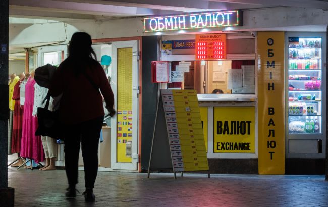 Валюта різко подорожчала: скільки коштують долар і євро в обмінниках