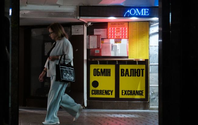 Сколько стоят доллар и евро: обменные пункты выставили новые курсы валют