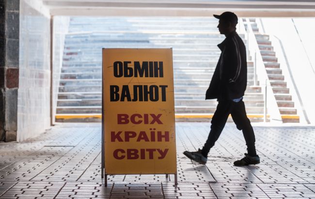 Доллар ускорил рост: обменники выставили новые курсы