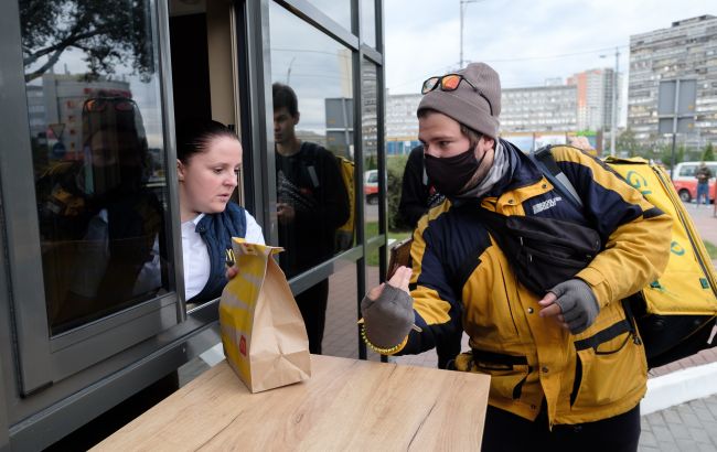 У Києві люди займають чергу у McDonald's з 7 ранку (фото)