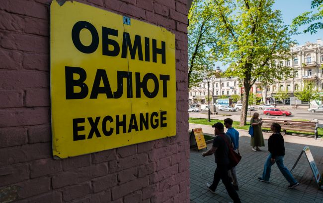 Украинцы потеряли интерес к сбережению наличных долларов