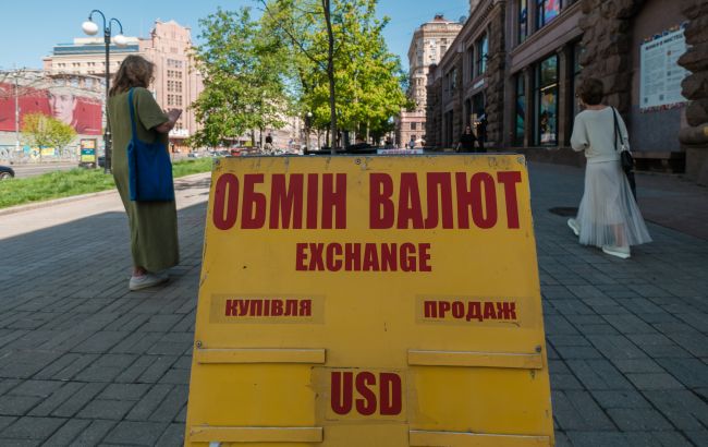 Скільки коштують долар і євро на початку тижня: обмінники оновили курси
