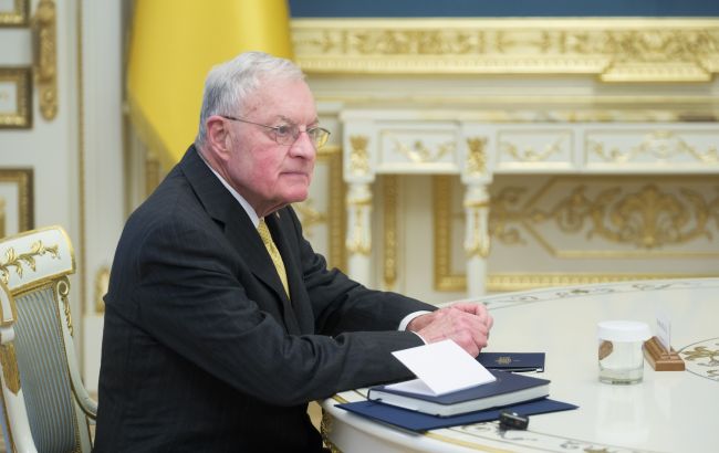 На контрасте с Трампом. Келлог ответил, каким должен быть мир и на чьей стороне США