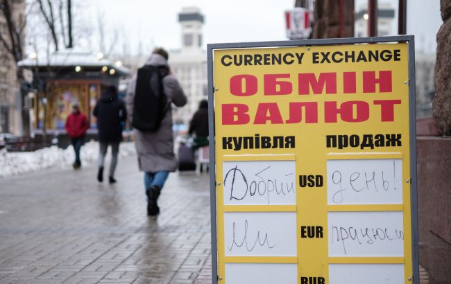 Украинцы увеличили покупку валюты в банках: сколько приобрели за последний месяц