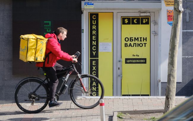 Долар і євро дорожчають: обмінники в Україні оновили курси валют