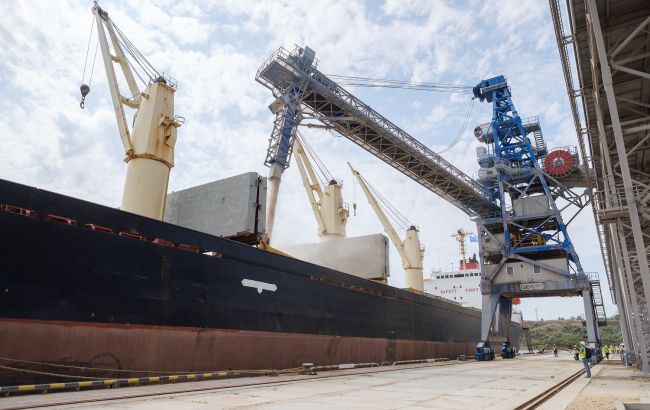 Босфор открыт: севшее на мель судно с украинским зерном продолжило путь