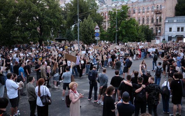 Росія підробила фото з протестів у Києві, щоб видати учасників за капітулянтів
