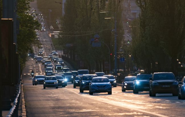 Вже відсьогодні і до осені на одній з ключових вулиць Києва частково обмежать рух