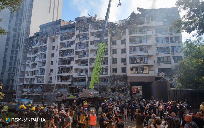 Услышала: "Мама, ты тут?" Как женщина с дочкой спаслись под завалами киевской многоэтажки после удара РФ