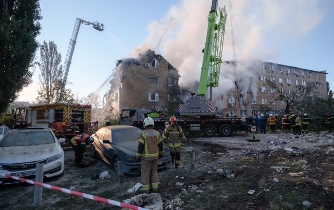 Влучила ракета, у підвалі можуть бути люди: нові деталі руйнування 5-типоверхівки у Києві