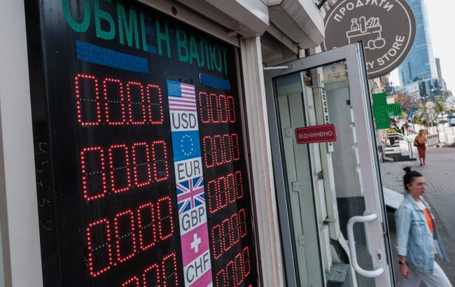 Доллар и евро подешевели в обменных пунктах