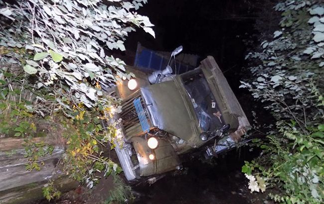 В Закарпатской обл. грузовик перевернулся в реку, есть погибший