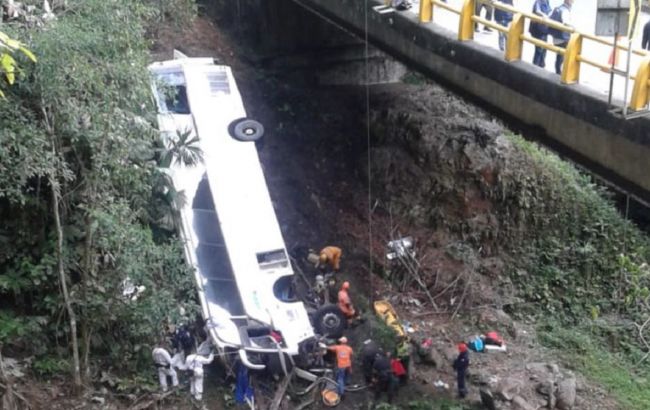 Пассажирский автобус сорвался в пропасть в Колумбии, есть жертвы