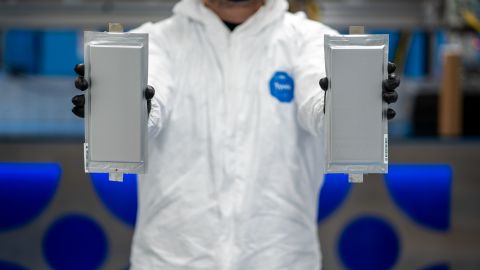 В твердом теле электрический дух: Mercedes переведет свои электрокары на твердотельные батареи