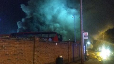 На околиці Лондона загорілися автобуси, пожежа супроводжується вибухами