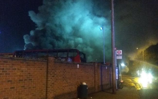 На окраине Лондона загорелись автобусы, пожар сопровождается взрывами