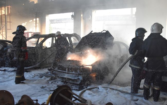 Под Харьковом вспыхнули гаражи из-за вражеского обстрела