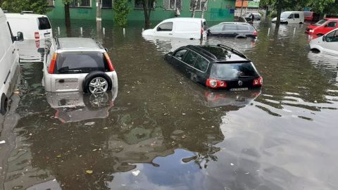 Дощі затопили Рівне: вода з сходів лилася водоспадом (відео)