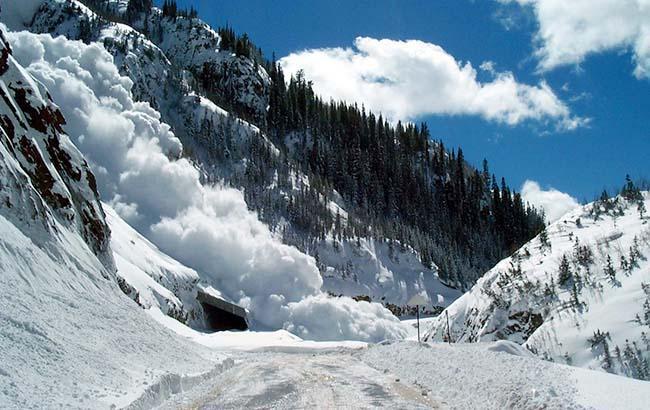 Спасатели предупреждают об опасности схождения лавин в двух областях Украины