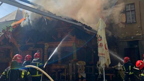 У Тернополі горить ресторан: вогонь поширився на сусідню будівлю