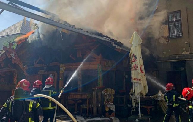 В Тернополе горит ресторан: огонь распространился на соседнее здание