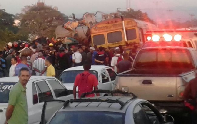 В Венесуэле столкнулись два автобуса, погибли минимум 13 человек