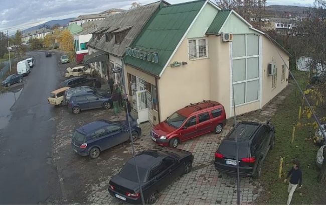 "Подвиг" Зайцевой? В Ужгороде авто въехало на тротуар с людьми (видео)