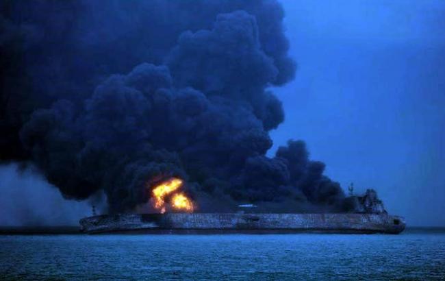 Біля берегів Китаю після зіткнення продовжує горіти нафтовий танкер