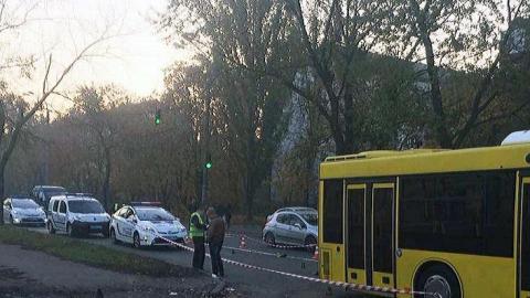 У Києві автобус наїхав на лежачого на дорозі чоловіка