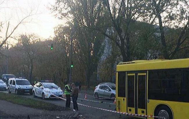 В Киеве автобус наехал на лежащего на дороге мужчину