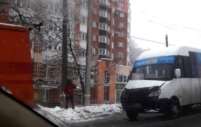 У Полтаві маршрутка протаранила тролейбус, є постраждалі