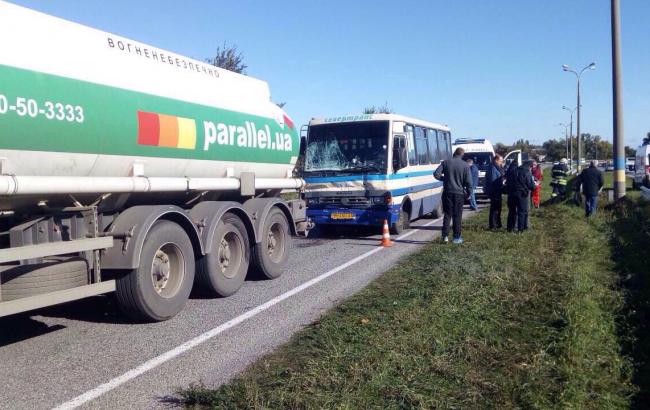 В Днепропетровской области рейсовый автобус столкнулся с бензовозом, 8 пострадавших
