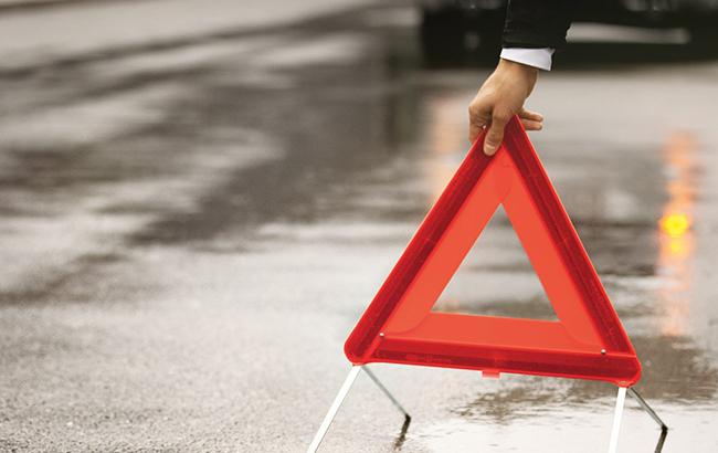 У Києві на мосту Патона автомобіль врізався у фуру, є загиблий