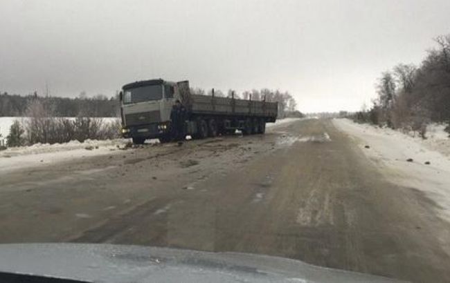 На Закарпатье грузовик упал в пропасть, один человек погиб, еще 16 ранены