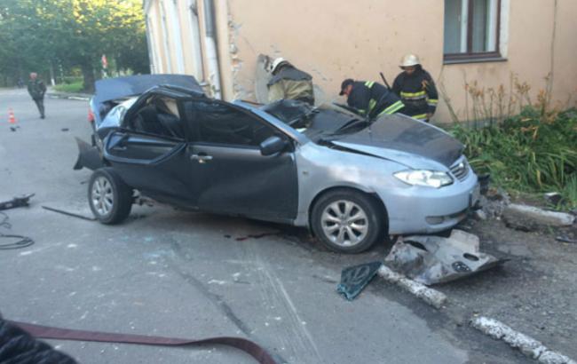 У Львівській обл. машина врізалася в будівлю поліклініки, загинуло 3 людини