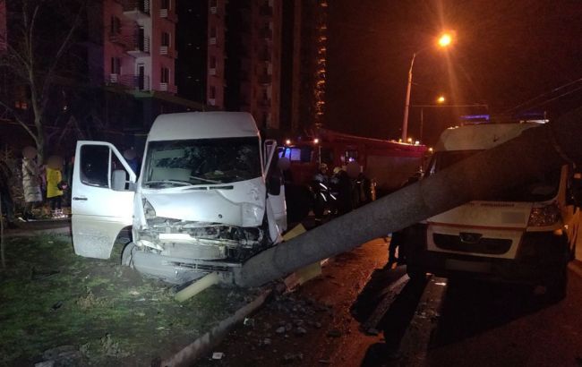 В Запорожье маршрутка въехала в столб: 14 пассажиров пострадали, водитель убежал