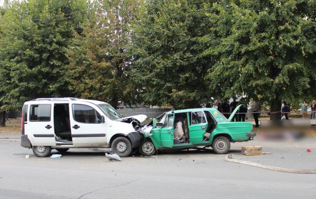 В Черновцах в результате лобового столкновения двух авто погибли супруги