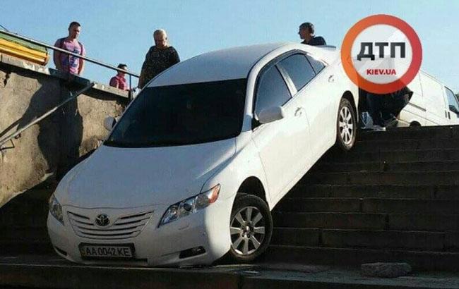 Майже вдалося: у Києві эстремал на Toyota Camry намагався в'їхати в підземний перехід
