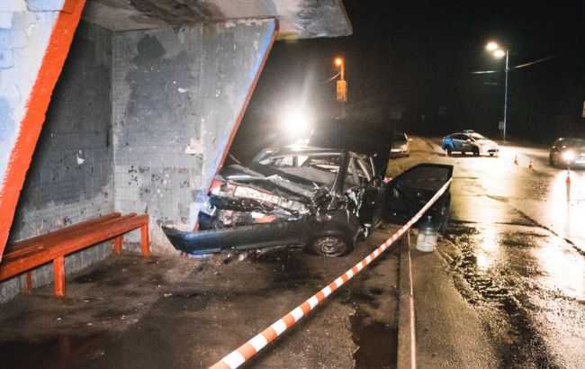 В Киеве Ford протаранил Audi, а потом остановку, есть пострадавшие