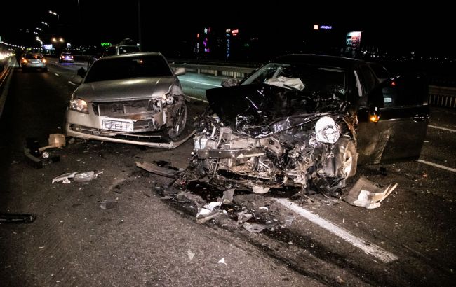 У Києві на Північному мосту зіткнулися автомобілі