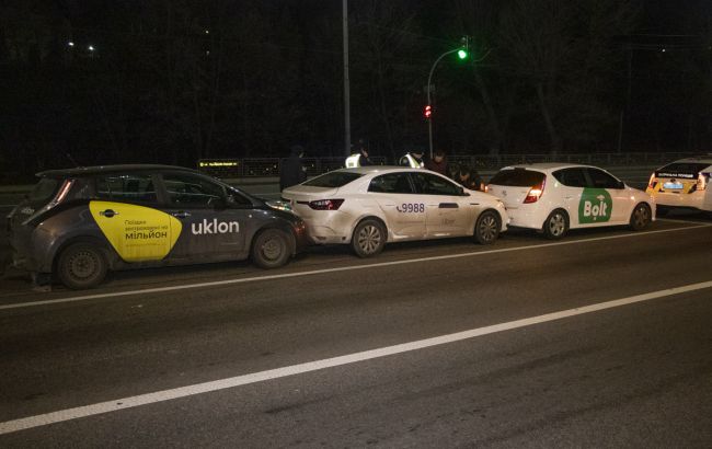 У Києві зіткнулися три автомобілі таксі, є постраждалий