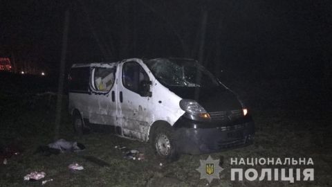 Возле Черновцов микроавтобус слетел в кювет, есть жертвы