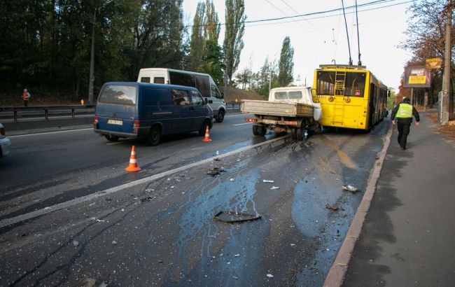 В Киеве грузовик протаранил троллейбус с пассажирами