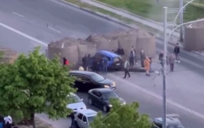 У Києві авто на великій швидкості врізалося в захисні блоки: двоє людей загинули на місці