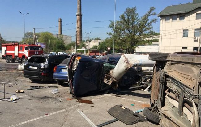 У Дніпрі фура протаранила 12 авто на парковці, є загиблий і поранені