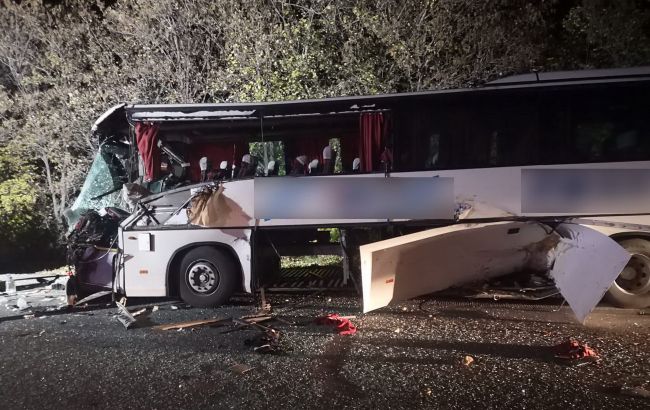 В Запорожской области автобус протаранил трактор, есть погибший