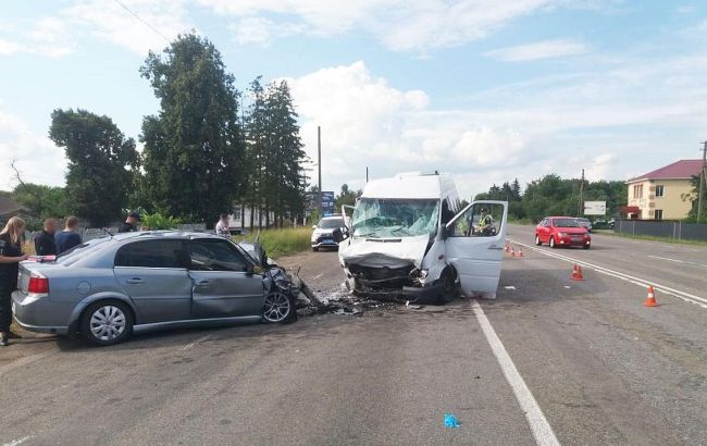 На трассе "Киев-Чернигов" столкнулись микроавтобус и легковушка: пострадали 9 человек