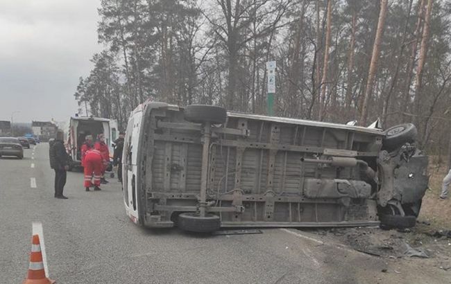В Киеве произошло ДТП с участием микроавтобуса и легковушки, есть погибшие и пострадавшие
