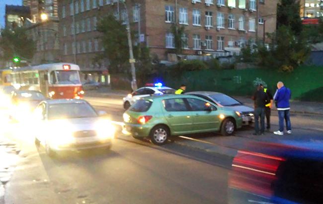 Набридло стояти в пробці: у Києві розшукують водія, який перетнув подвійну суцільну і влаштував ДТП