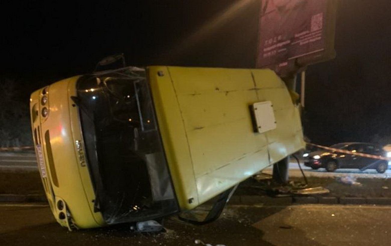 В Киеве в ДТП с маршруткой пострадали шесть человек